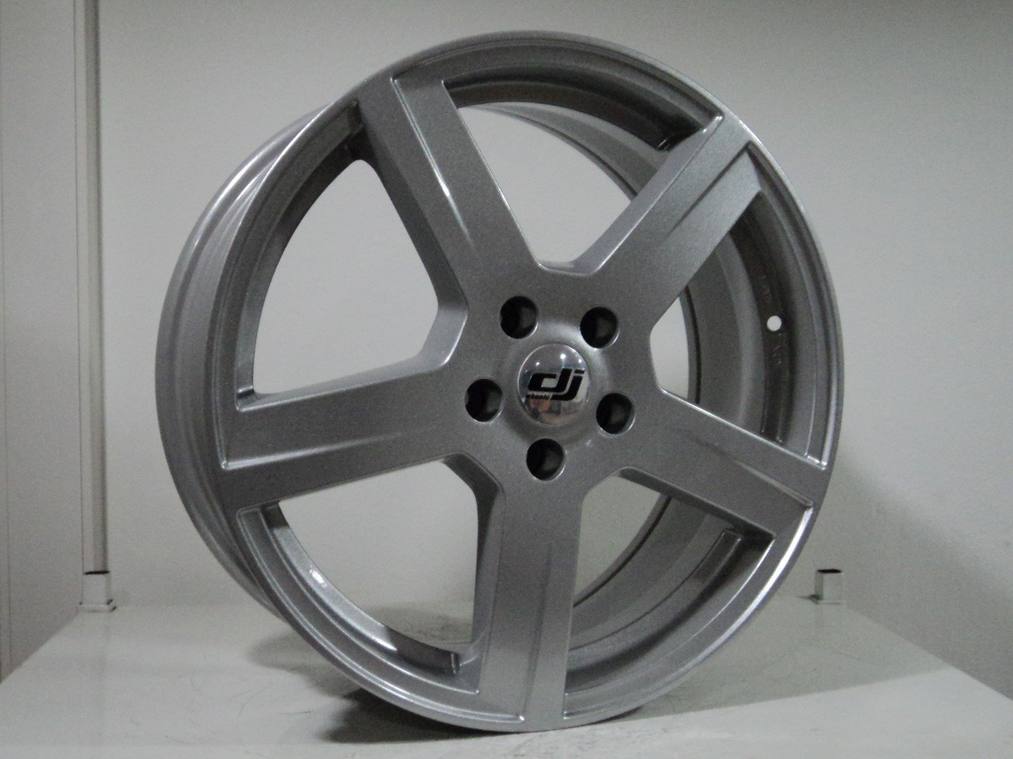 7.5X18 DJ223 (22683) 5X108 ET45 70.4 SILVER